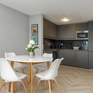 1 Bed, High floor, 2 minutes to metro, Renovated