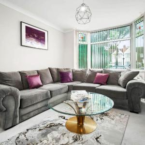 Stylish 3 Bedroom House - Parking - Garden - Pool & Tennis Table - Top Rated - 782S