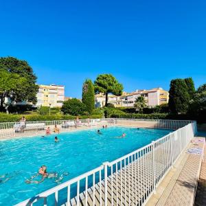 Apt T2 climatisé à 2 min plage du mole avec balcon et piscine