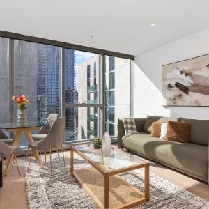 Stylish & Vibrant Apt In Best Location w Gym, Pool