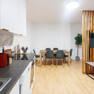 Cozy Family & Group Apartment - 15 min to Center