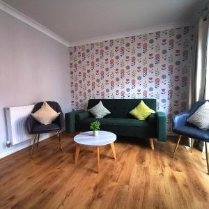 Comfortable 5 Bed Sleeps 5 Free Parking