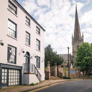 Montague House Town Centre sleeps up to 12 guests