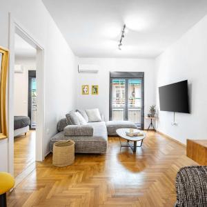 Modern 2BR in Exarchia l Ensuite Baths & Workspace