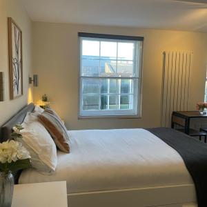 Grays Inn Road - Room 6