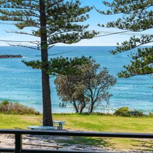 Arcoola 1 - Overlooking Main Beach -Holiday Yamba