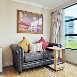 Free carpark, balcony with park views, pool and spa