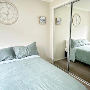 Bright&Cozy Room attached private bathroom - On street parking only