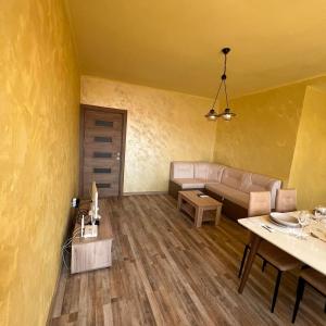 Bright & Cozy- 2BR Apartment with Private Parking