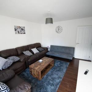 Spacious 3 Bed Home Manchester Airport Free Parking Sleeps 10
