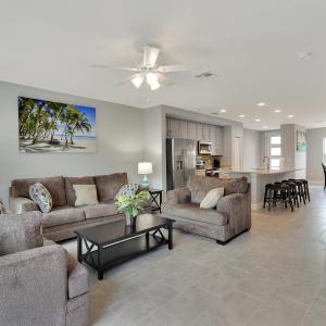 Spectacular! Townhome 9 Miles to Disney World!