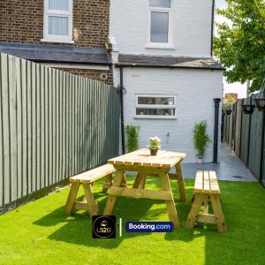 Stunning House By LS2G Short Lets & Serviced Accommodation Greater London With Free WIFI