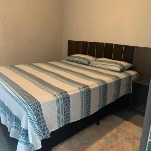Quarto individual banheiro compartilhado