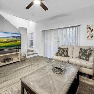 Scenic 3BR Family Retreat, Pool, Gym, 3mi to Disney