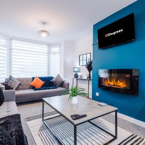NEW! 3-Bed Home in Manchester by 53 Degrees Property, Ideal for Contractors & Business Stays, Sleeps 8!