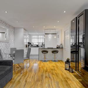 Stunning Manchester Apartment with Parking - Pass the Keys