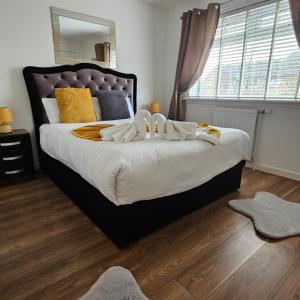 Silverburn new house with free parking and nice garden