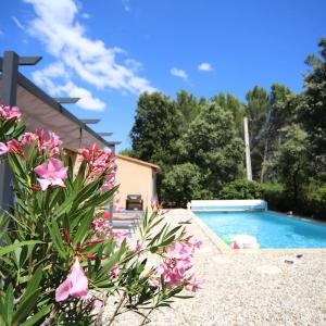 Villa de plain-pied avec jardin et piscine privée