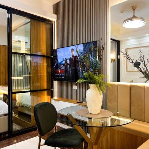BRAND NEW Casa Airabella with Netflix & Makati City Skyline