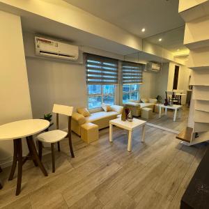 Cozi Modern Loft Suite near high street BGC wifi pool