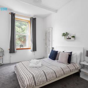 2 Bed Apartment - 7 min walk Train Station