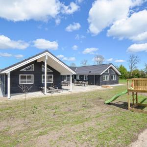 8 Bedroom Beautiful Home In Grenaa