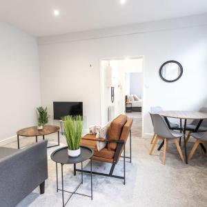 Flat B Commercial Road, 3 Bedrooms, Sleeps 5, Located in town centre