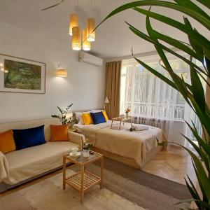 Downtown Elegant & Sunny Apartment Near Metro Central Station