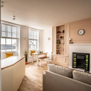 Stylish and bright City Centre apartment
