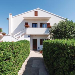 2 Bedroom Lovely Apartment In Pag