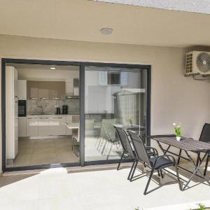 Cozy Apartment In Seget Donji With Wifi