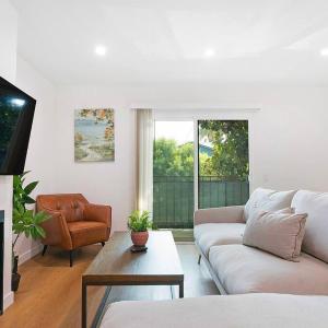 2BR Plus Bonus Room and Pool Access Near Universal Studios