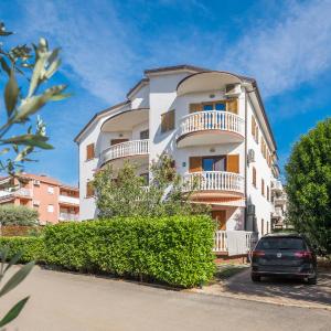 Beautiful Apartment In Zambratija