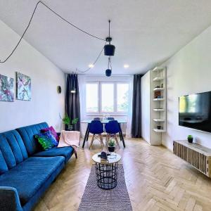 Jana's WoW apt, 2BR, Metro next door, near the airport