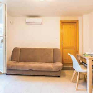 Gorgeous Apartment In Blace With Wifi