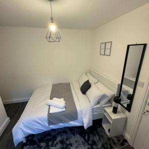 Private Room Sleeps 2 with Ensuite & Parking
