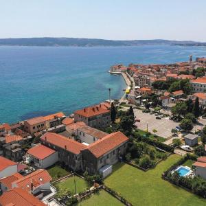 Three-Bedroom Holiday Home In Kastel Stari