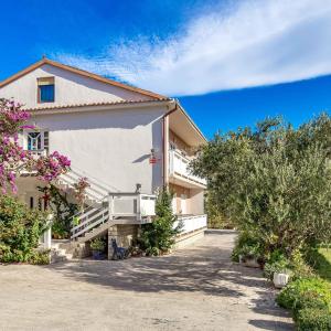 Beach Front Apartment In Rab With Wifi