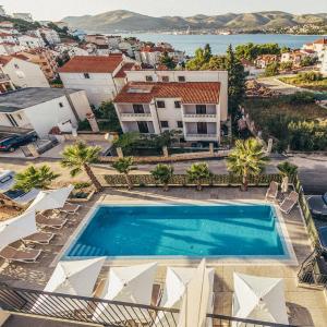 Beautiful Apartment In Okrug Gornji