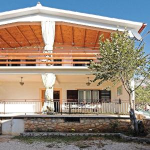 4 Bedroom Gorgeous Apartment In Starigrad
