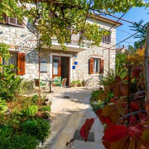 2 Bedroom Cozy Apartment In Umag