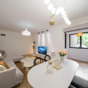 Shanghai Hills & Serendipity Springtime Family BNB with Two Rooms close to West Nanjing Rd