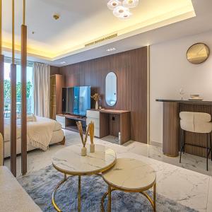 Luxurious Studio with Spacious Balcony, 1 min to Burj Khalifa,Pool & Lake Bed view,Wings of Mexico & Dubai Opera-Downtown