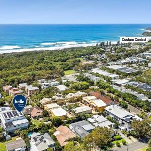 Beautiful Three-Story Villa footsteps to the Beach