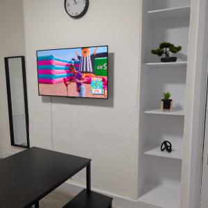 3 bedroom London with Garden near Tube Station