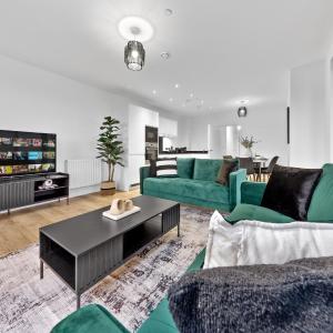 Luxury 3 bed apartment with Balcony