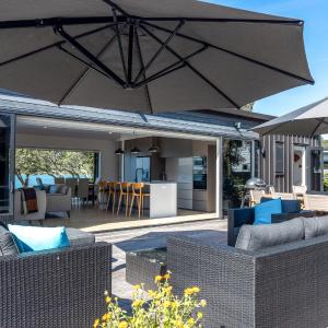 The Golden Pohutukawa - Beach House