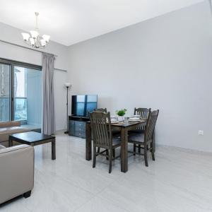 Spacious 1 Bedroom Apartment with Canal View Balcony