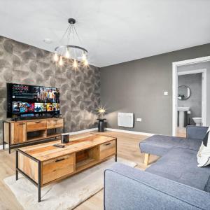 Luxe Apartment with Private Parking in Gated Complex - Close to JQ & City Centre - Top Rated - 7SH