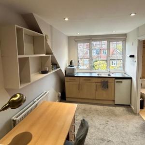 En-suite studio in family house with dog-White City, Westfield